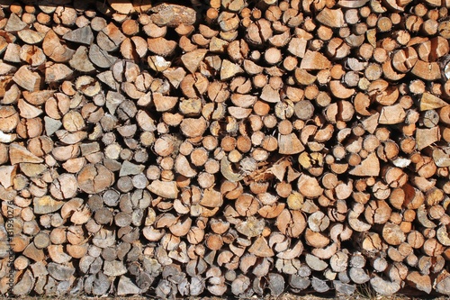 catasta di legna a seccare pronta per essere tagliata a misura per stufa o camino, alto adige, italia