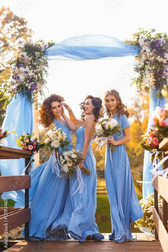 Bridesmaids in park © BY-_-BY