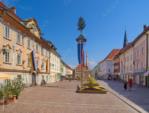 St. Veit an der Glan, Hauptplatz mit Rathaus, Pestsäule und Maibaum photo