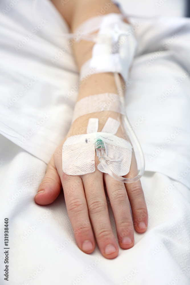 hospital paciente cama brazo con suero U84A1845-f16 - obrazy, fototapety, plakaty 