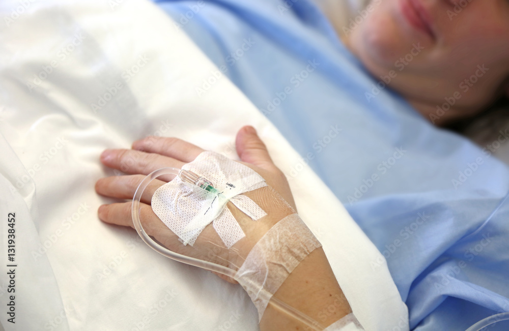 hospital paciente cama brazo con suero U84A1870-f16 - obrazy, fototapety, plakaty 