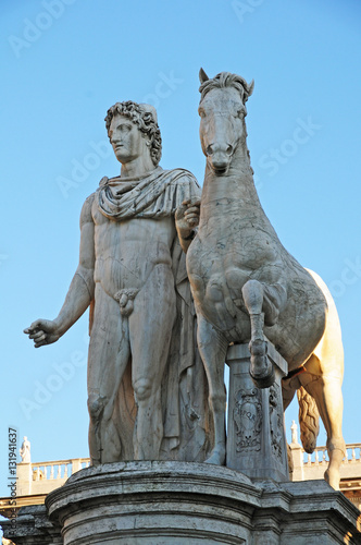 Roma, le statue del Campidoglio al tramonto