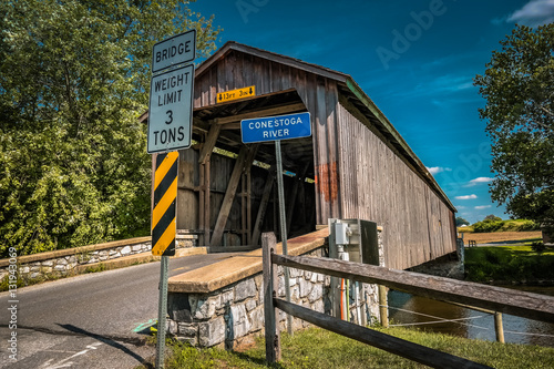 Photographie Unpainted Hunsecker Mill Covered Bridge in Lancaster County