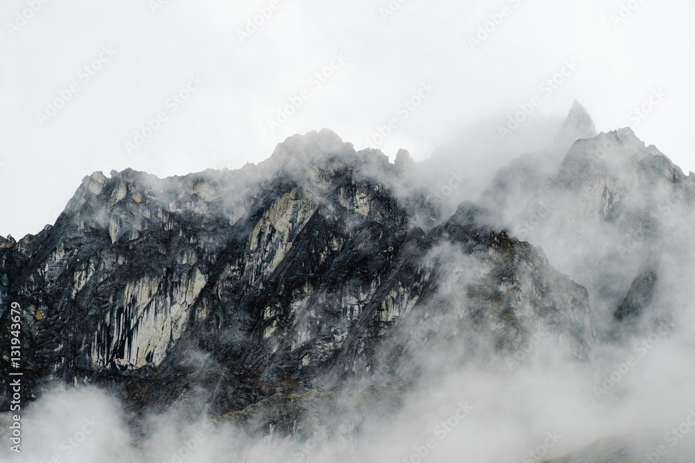 Fototapeta premium Cloudy Andes at the Inca Trail (5)