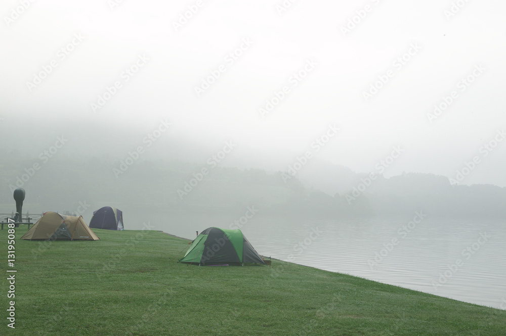 湖畔のキャンプ場　朝の風景