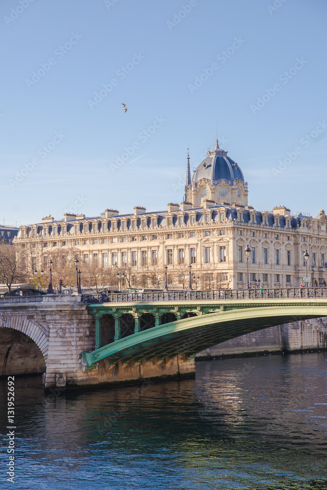 Paris, view of the Seine, with the pont Notre-Dame, on the île de la Cité, in winter