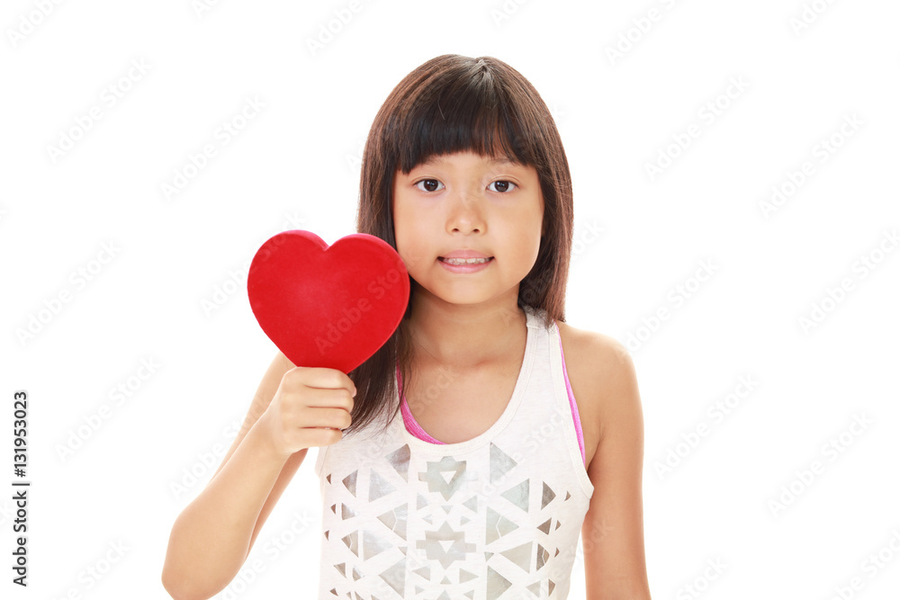 ハートのオブジェを持つ笑顔の女の子
ハートのオブジェを持つ笑顔の女の子