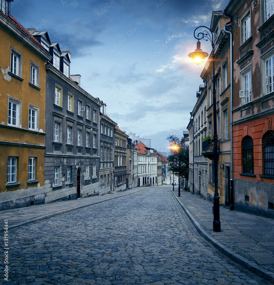 Naklejka premium Ulica na starym mieście w Warszawie, Polska