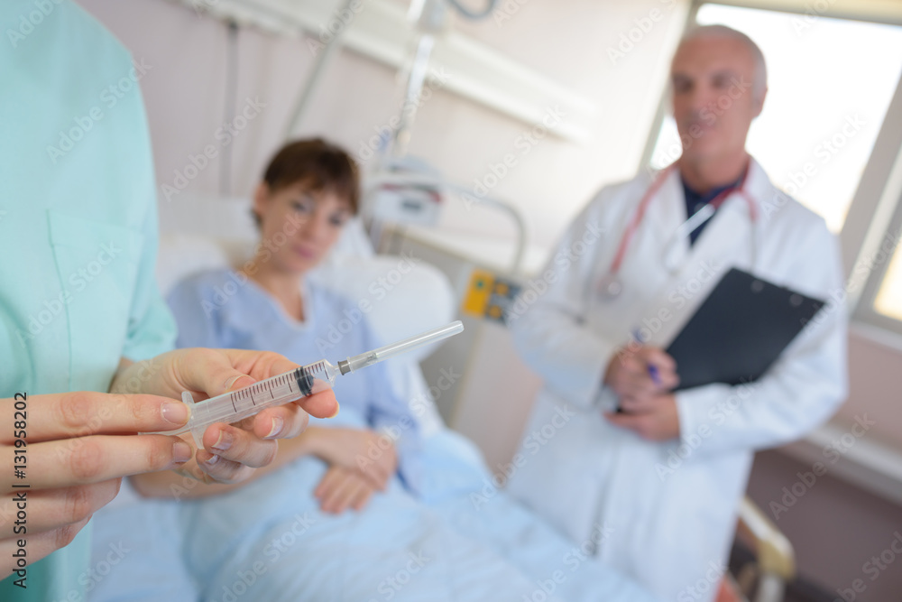 Obraz premium preparing the syringe