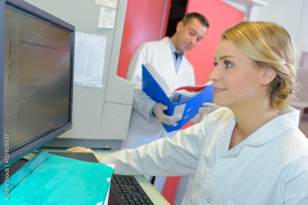 Obraz premium putting the report into the database