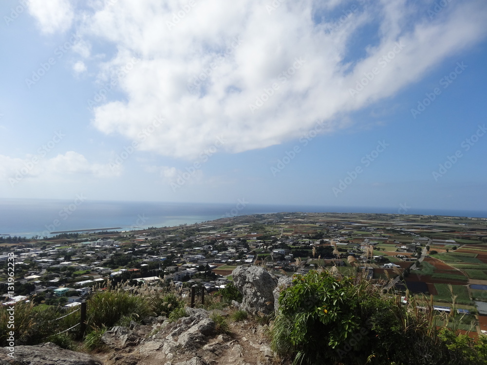 沖縄　伊江島　街並み/高い建物がなく平坦ですべてを一望できる沖縄　伊江島の街並みです。