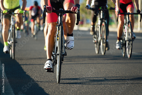 Zawody kolarskie, rowerzyści sportowcy jadący z dużą prędkością w wyścigu