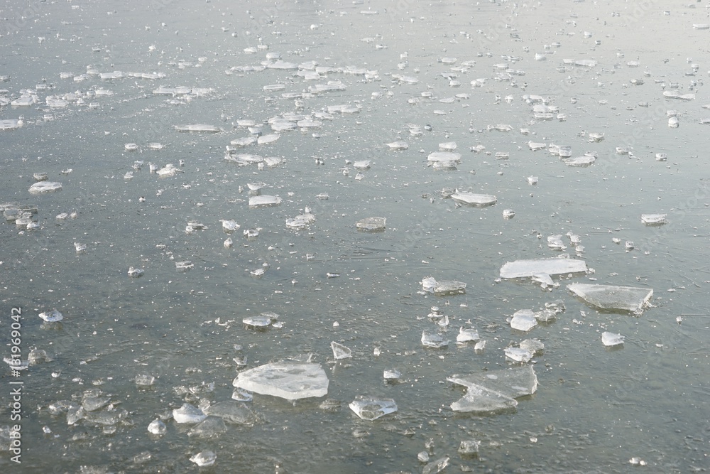 Eisschollen am zugefrorenen See