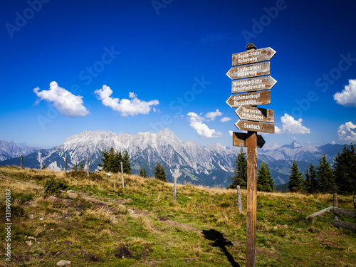 Alpenpanorama mit Wegweiser photo