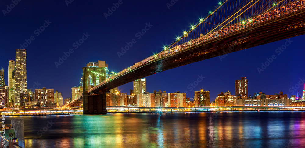 Fototapeta premium New York - Panoramic view of Manhattan Brooklyn Bridge by night, big size