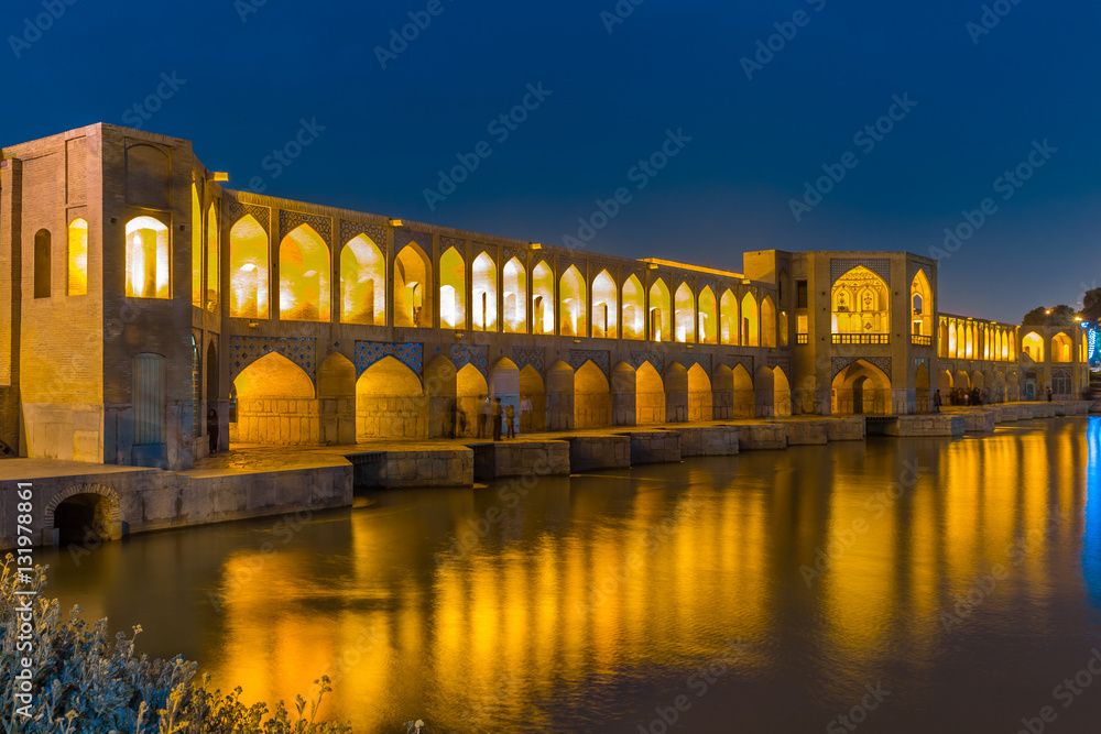 Fototapeta premium ISFAHAN, IRAN - APRIL 28, 2015: unidentified people resting in t