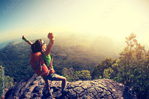 Fotografia successful hiker hiking on seaside mountain peak