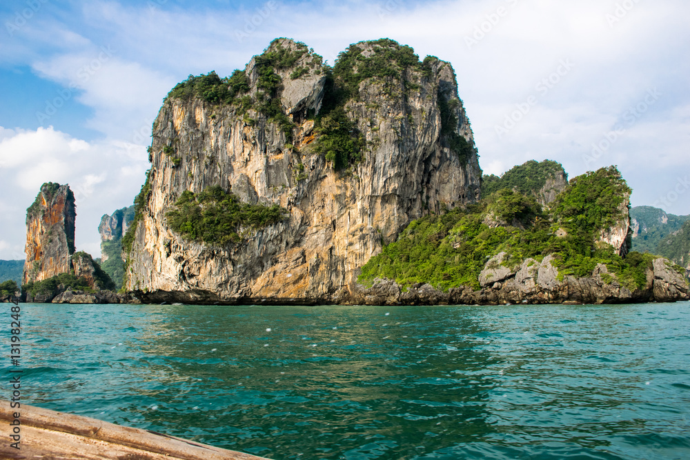 Felsenküste einer Insel in Krabi, Thailand 