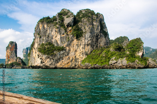 Felsenk  ste einer Insel in Krabi  Thailand 