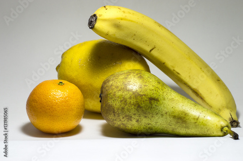 Фруктовый микс из банана, груши, лимона и апельсина