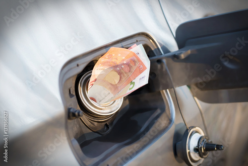 Geld im Autotank photo