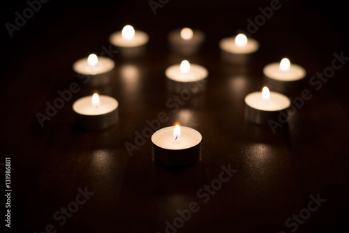 Teelichter, kleine Kerzen im Kreis, in Erinnerung
