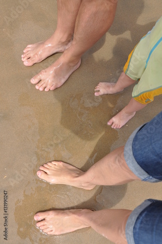Familienfüße am Strand