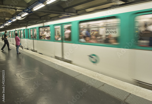 Canvas Print Paris Metro Train approaching staion speed.