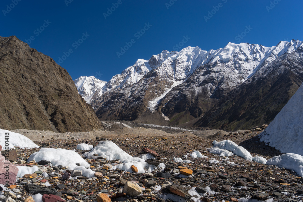 Obraz premium Mountain landscape along the way to K2 base camp, Pakistan