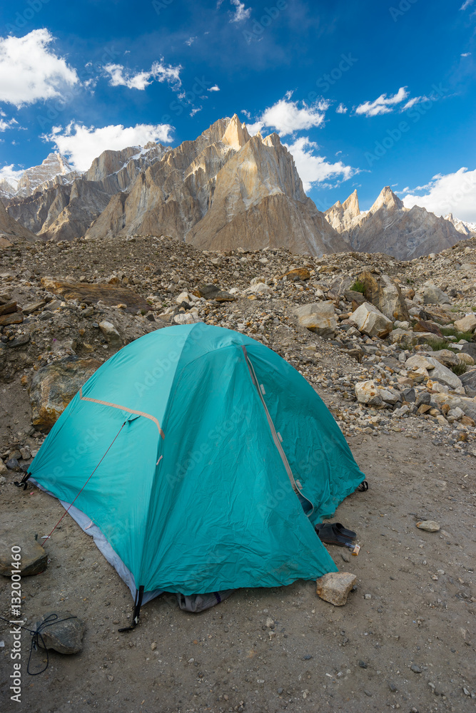 Obraz premium Blue tent at Khobutse camp, K2 trek, Pakistan
