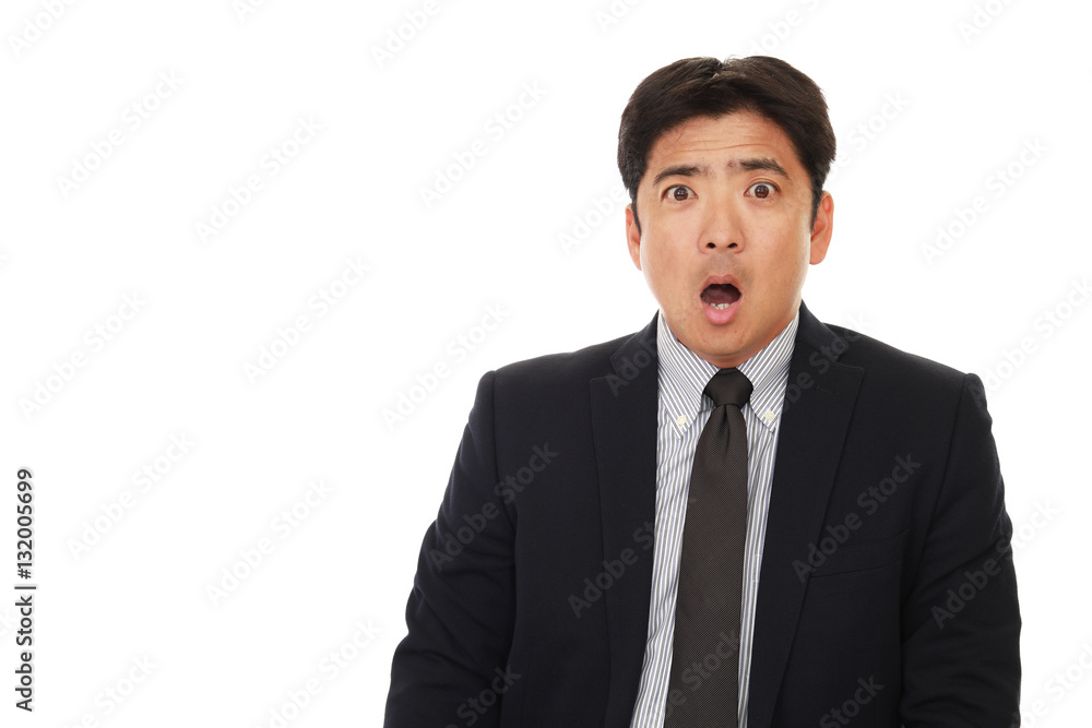 驚いた表情のビジネスマン
驚いた表情のビジネスマン