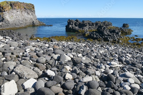 Küste bei Arnarstapi auf Snaefellsnes (Island) photo