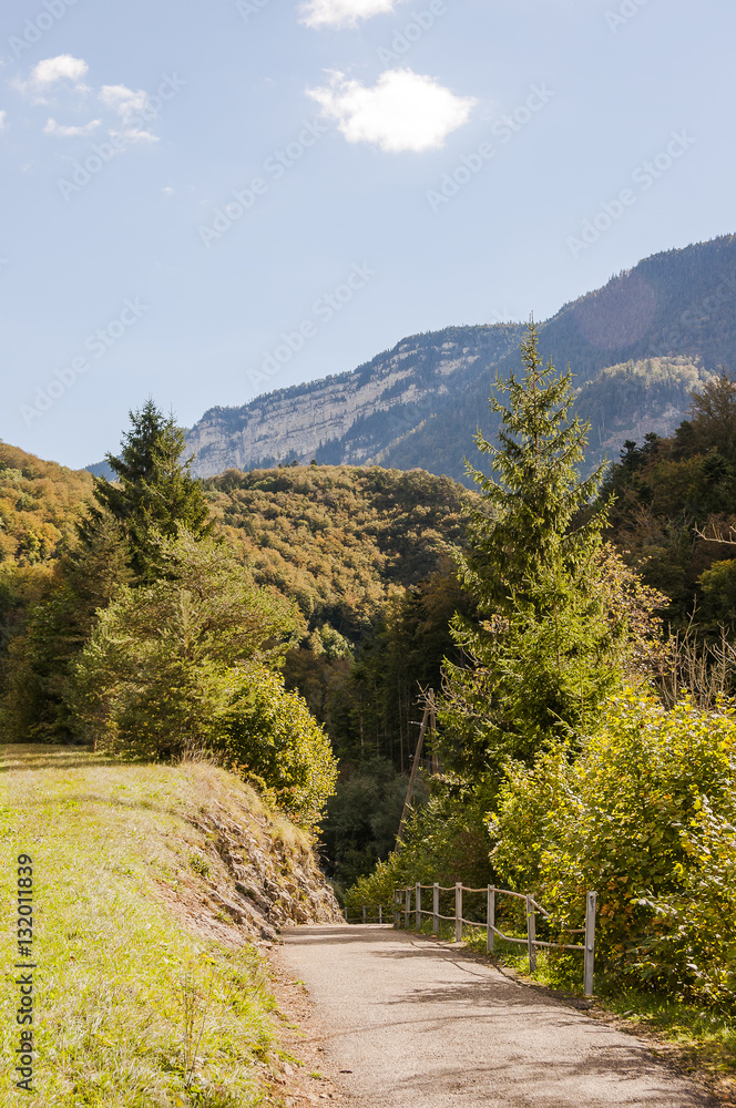 Noiraigue, Dorf, Val de Travers, Jura, Areuseschlucht, Schlucht, Areuse, Fluss, Wanderweg, Wald, Herbst, Schweiz Noiraigue, Dorf, Val de Travers, Jura, Areuseschlucht, Schlucht, Areuse, Fluss, Wanderweg, Wald, Herbst, Schweiz