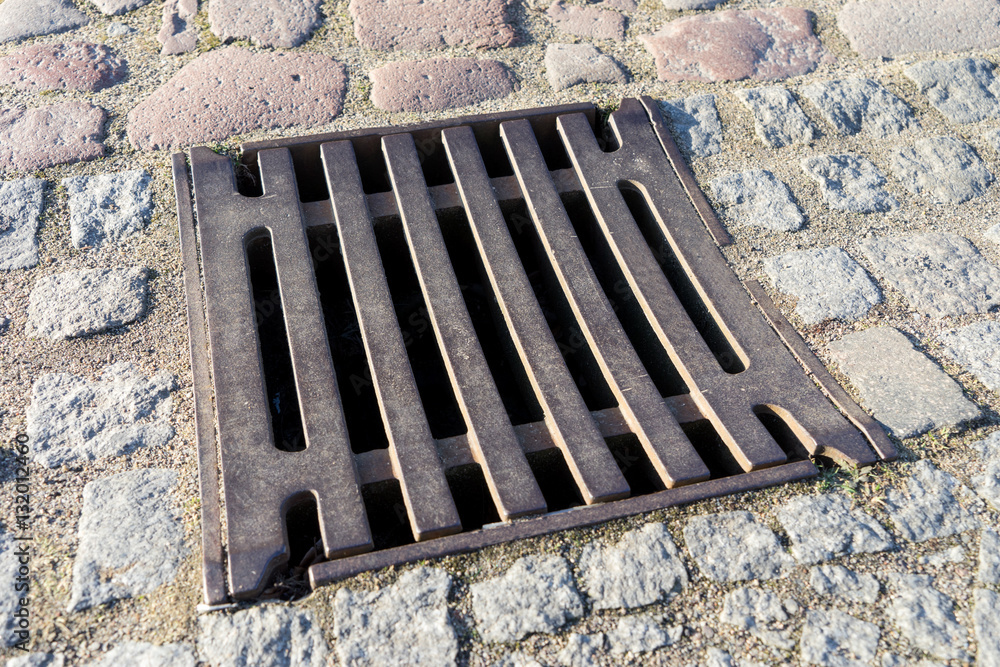 Foto Gully / Gullydeckel in einer Straße