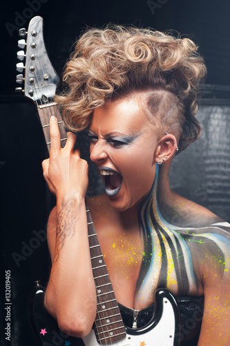 Φωτογραφία Portrait of aggressive punk with guitar