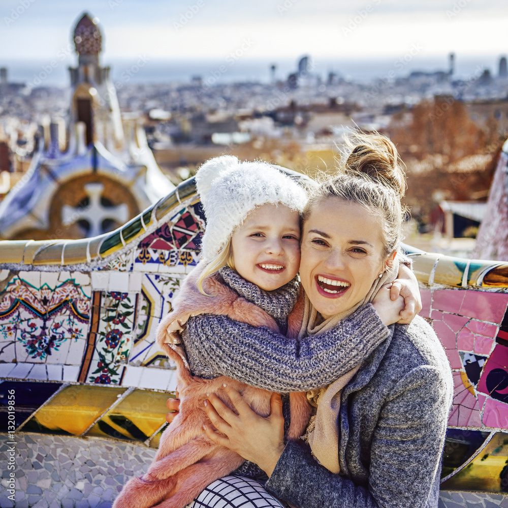 Obraz premium podróżujący matka i dziecko przytulanie siedząc na ławce