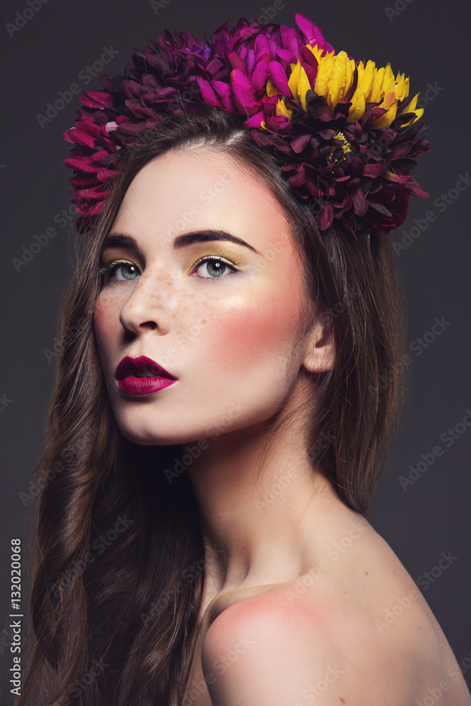 Naklejka premium Beautiful girl with flowers on head