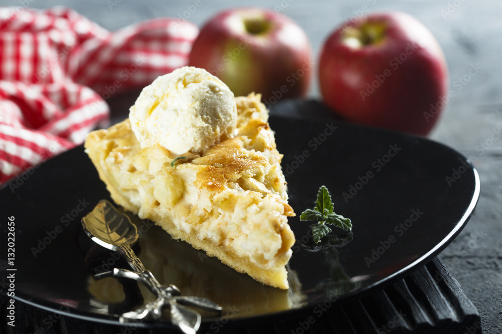 Apple pie with vanilla ice cream Apple pie with vanilla ice cream
