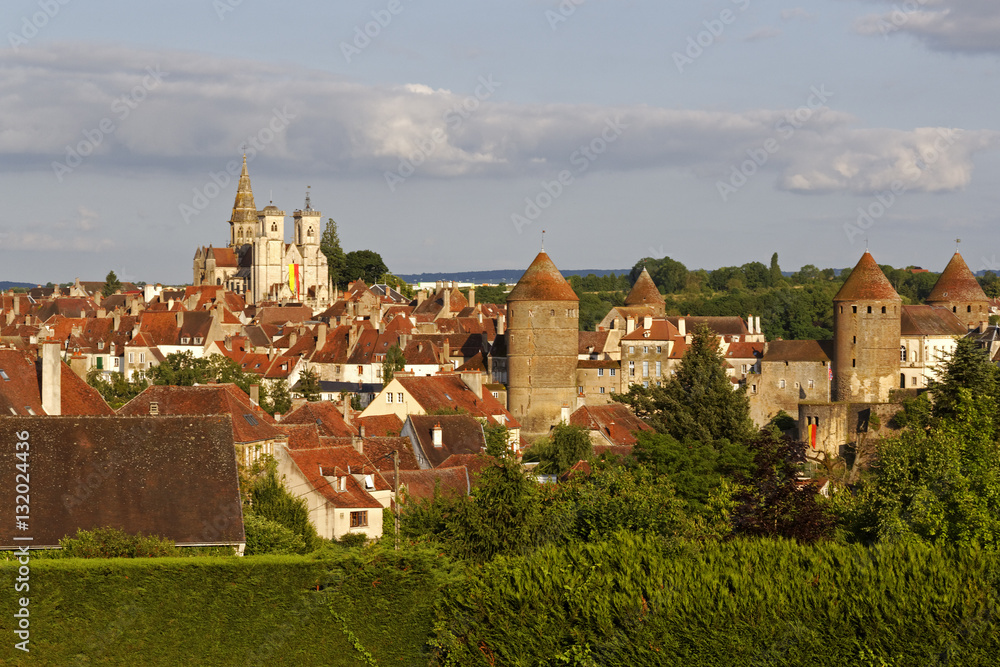 Die Stadt Semur-en-Auxois in Burgund, Frankreich