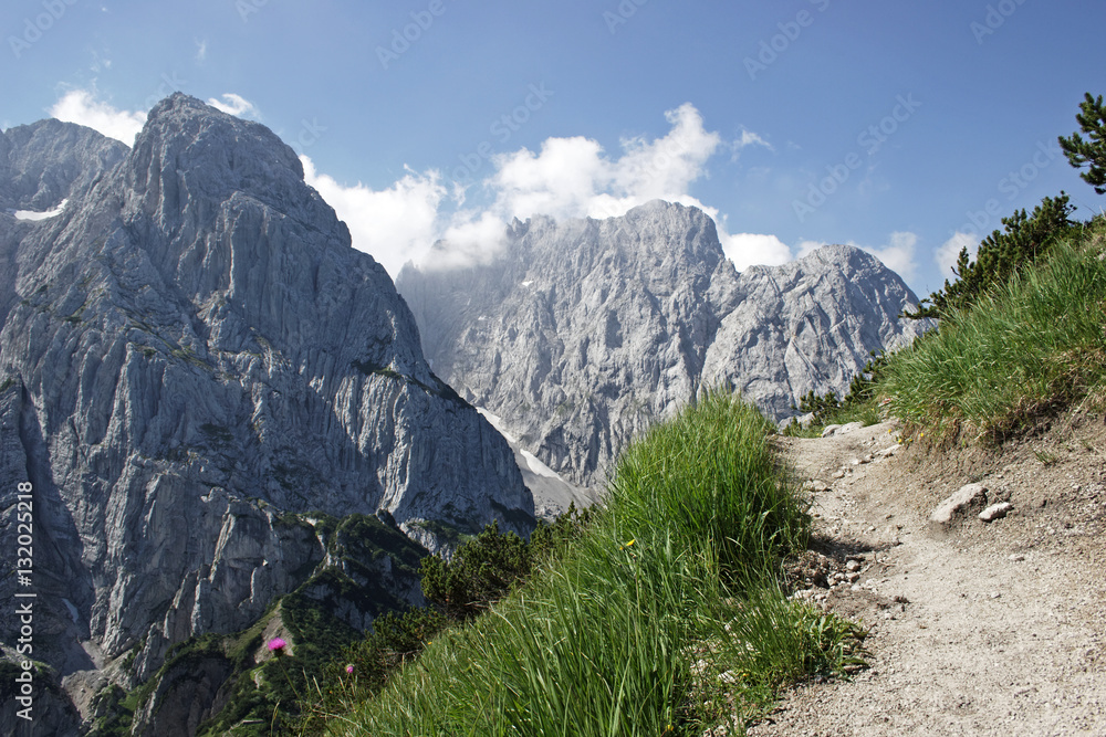 Bergweg im Wilden Kaiser mit Totenkirchl