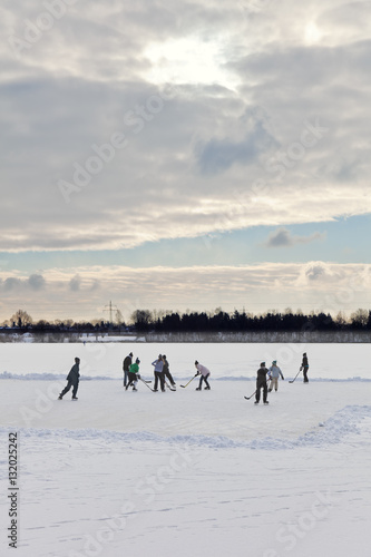  Eishockey auf einem See