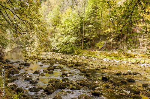 Noiraigue, Dorf, Areuse, Fluss, Schlucht, Areuseschlucht, Flussbett, Moos, Wanderweg, Wandertag, Jura, Herbst, Schweiz photo