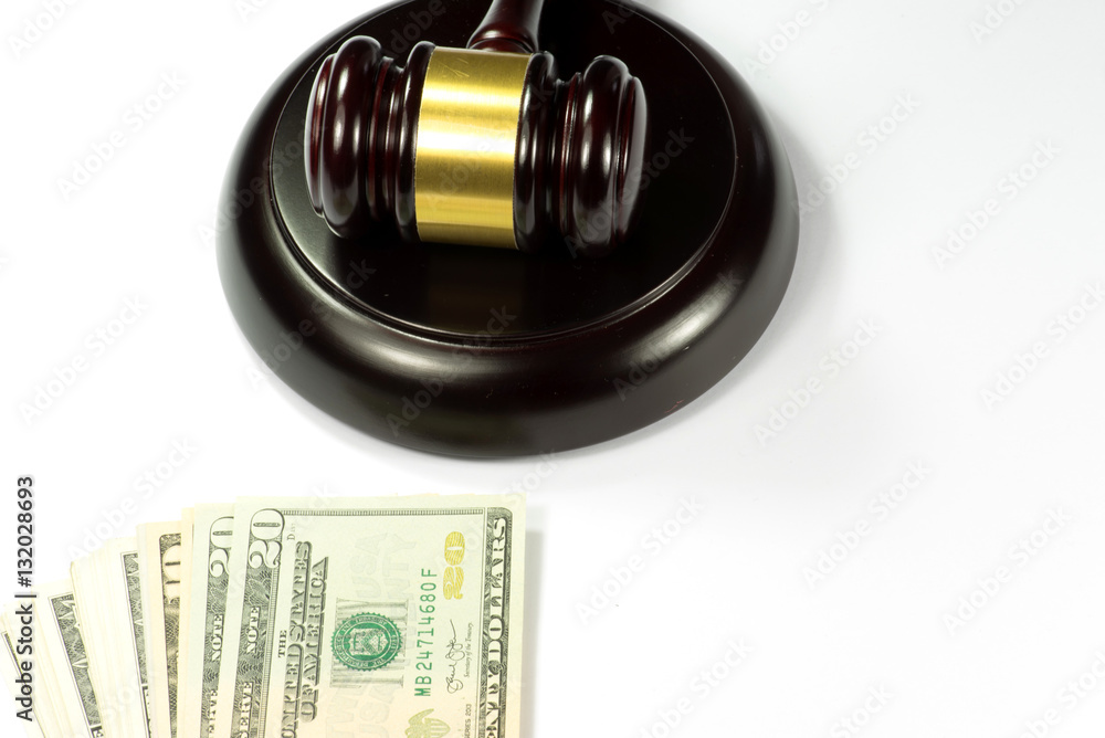 Ein Richterhammer oder Auktionshammer und Dollar Geldscheine