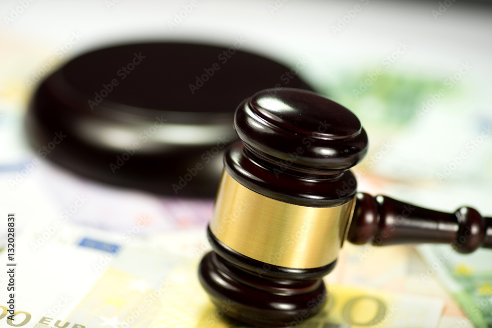 Richterhammer oder Auktionshammer und Euro Geld Richterhammer oder Auktionshammer und Euro Geld