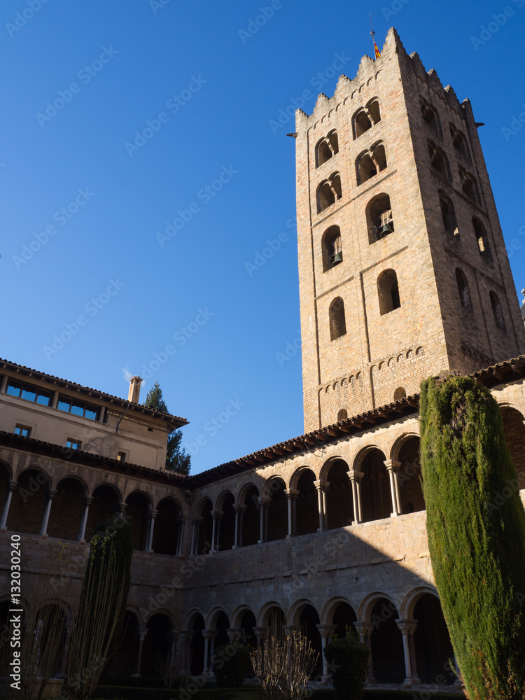 Campanario del monasterio benedictino de Santa María de Ripoll  , Girona , Cataluña. Fue fundado hacia el año 880 por el conde Wifredo el Velloso, Diciembre 2016 OLYMPUS CAMERA DIGITAL