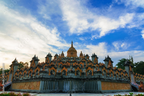 Wat Prachakhom Wanaram or Wat Pakung.