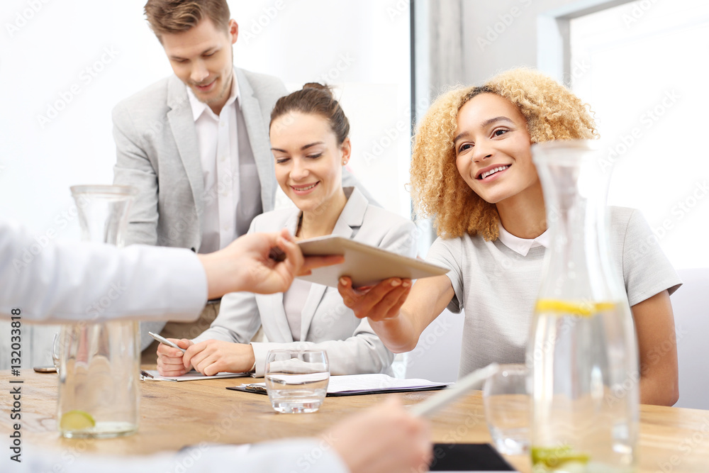 Szkolenie firmowe, grupa pracowników.Grupa młodych pracowników na spotkaniu firmowym w sali konferencyjnej Szkolenie firmowe, grupa pracowników.Grupa młodych pracowników na spotkaniu firmowym w sali konferencyjnej