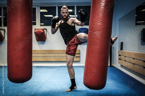 Εκτύπωση καμβά Fighter training with punching bag at gym