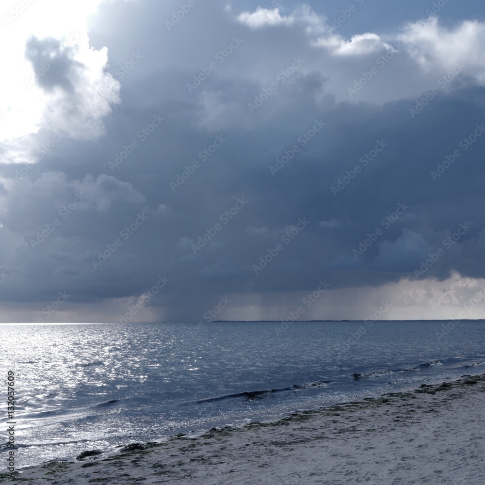 Gewitterwolken über der Nordsee