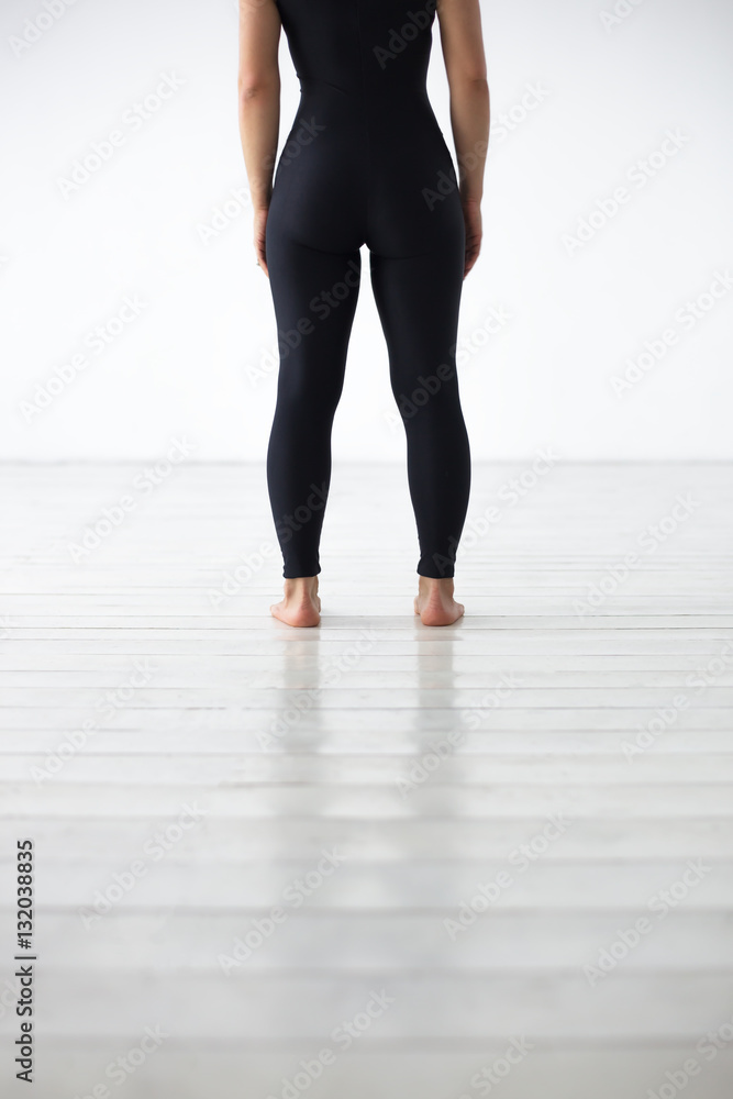Women's feet in sports leggings. Girl waiting for the start of training Women's feet in sports leggings. Girl waiting for the start of training